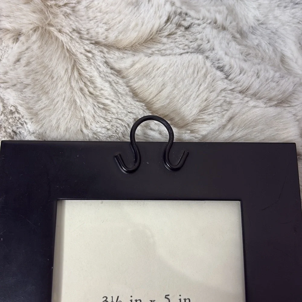 Pier 1 Black Photo Frame. 5 x 6.5. Wall Hanging. Horseshoe Hanger